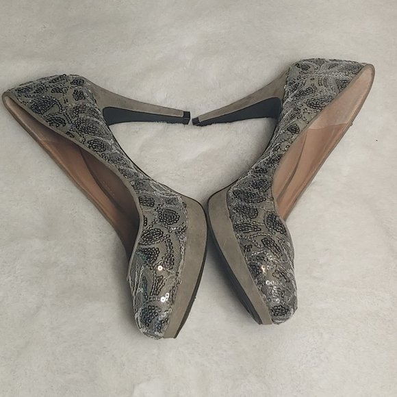 EUC Vince Camuto Silver Sequin Platform Stiletto Heel Shoes Womens Holiday Heels - Picture 12 of 14